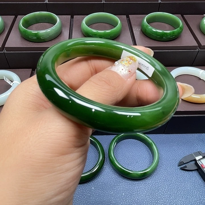 和田玉（碧玉）未镶嵌手镯