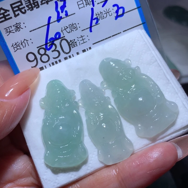 翡翠未镶嵌颈饰?****在