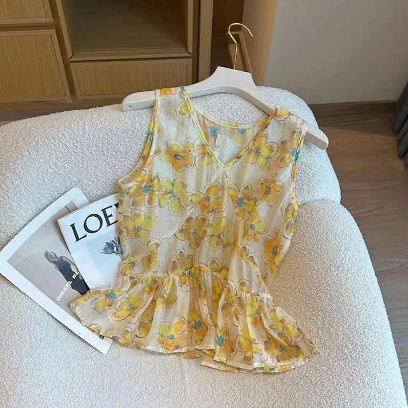 2025夏季新款法式V领减龄无袖显瘦上衣复古度假潮流女士设计感