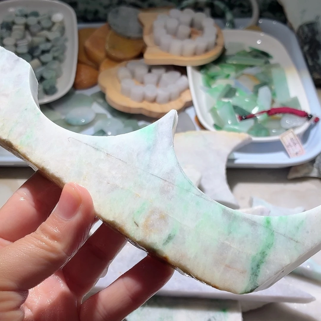 翡翠未镶嵌颈饰边角料
