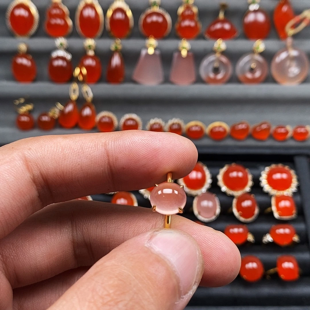 18K金镶嵌南红玛瑙戒指