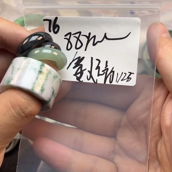 翡翠戒指未镶嵌爱****孩