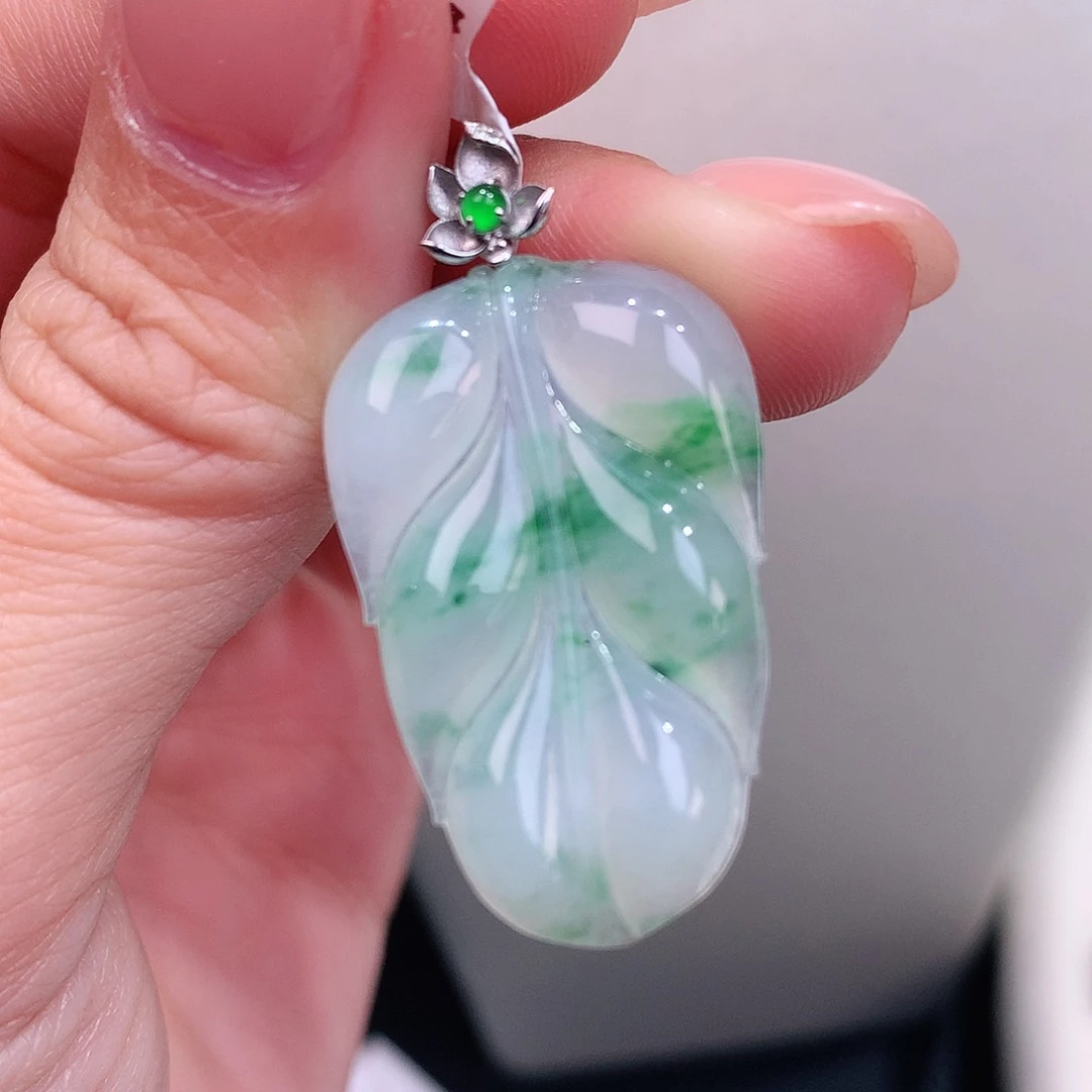颈饰18K金镶嵌翡翠白底飘绿叶子