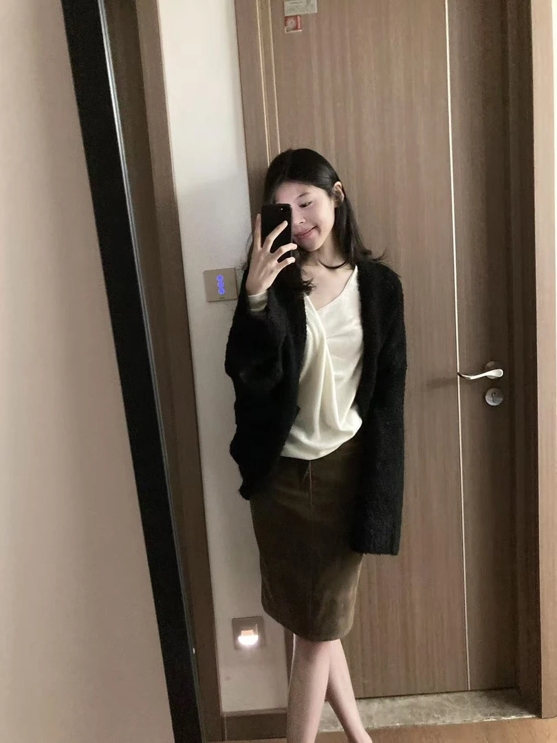 2026秋冬新款韩系v领扭结设计感打底衫黑色针织开衫灯芯绒半身裙