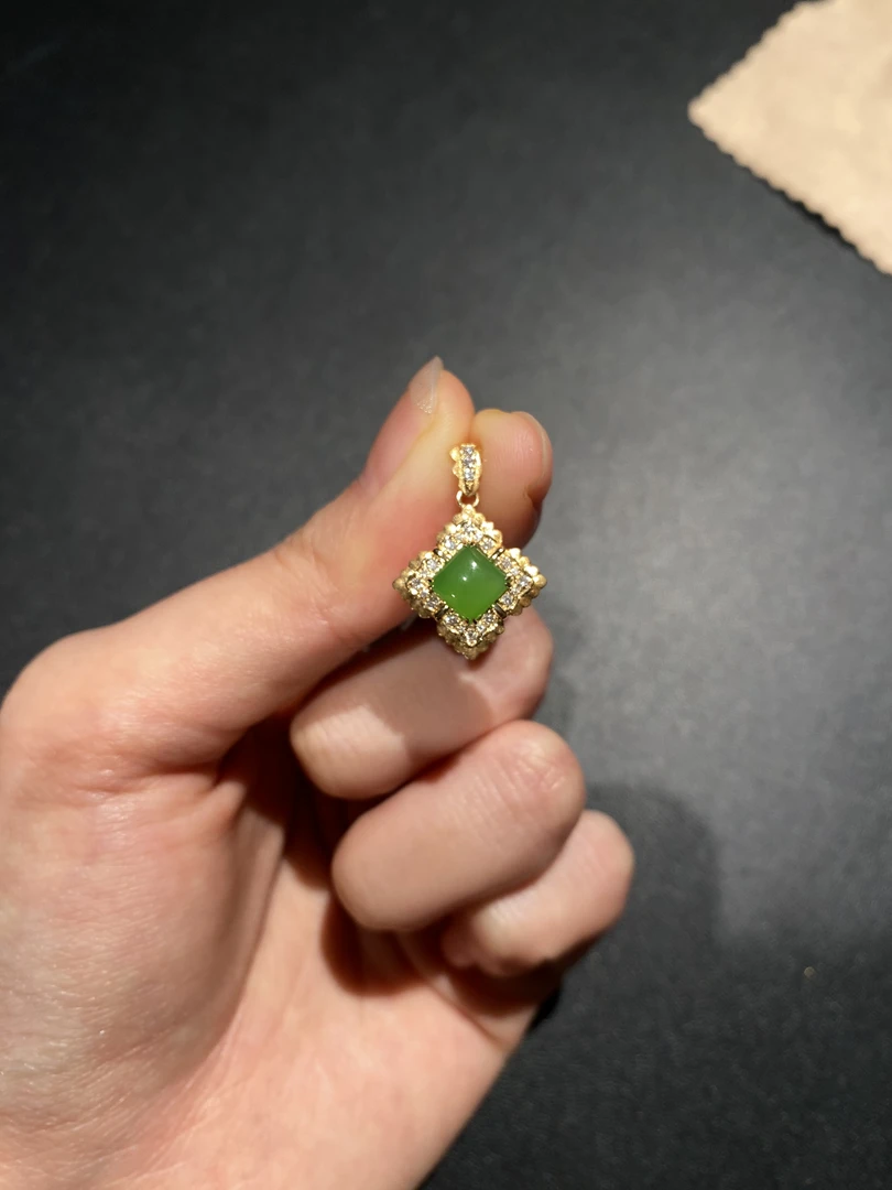 苹果绿和田玉吊坠合集 R247240 R236899 R247030 R247235 242530