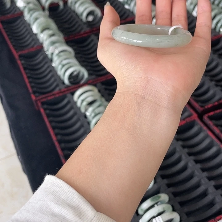 未镶嵌手镯石英岩玉