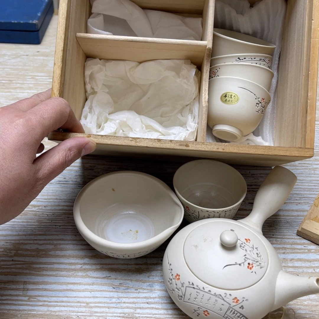 瓷片密密麻麻地排列着一个