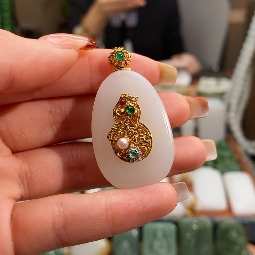 【闪购商品】吊坠(赠链)18K金镶嵌和田玉