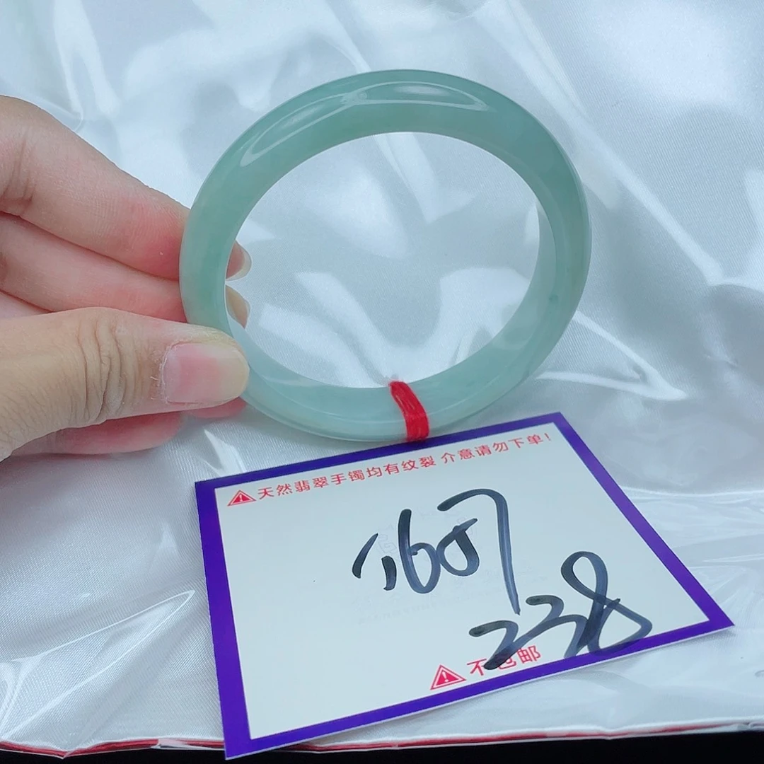 翡翠手镯未镶嵌翡翠