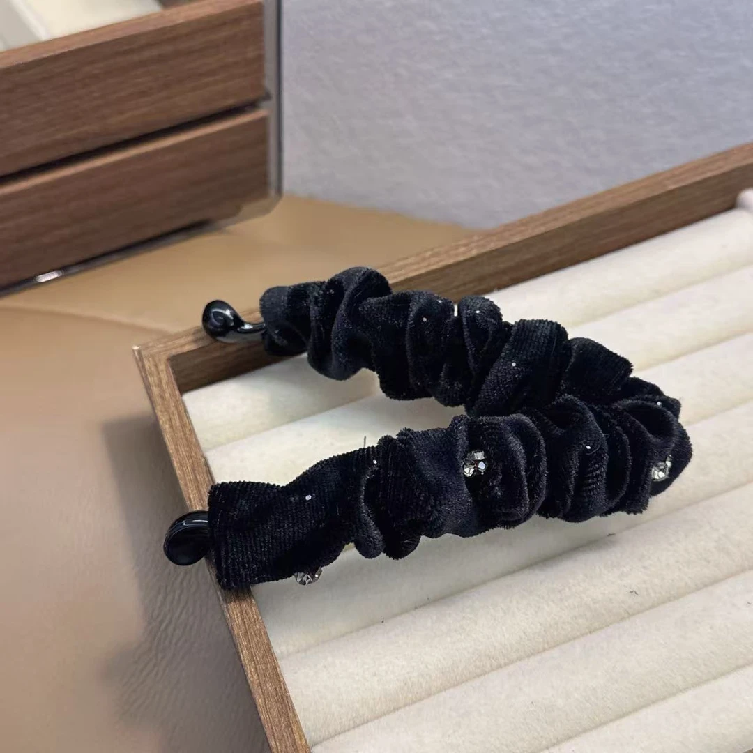 【永夜星河】精致黑色丝绒点钻褶皱香蕉夹5003