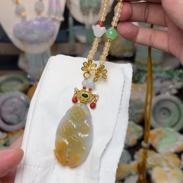 翡翠未镶嵌颈饰吊坠