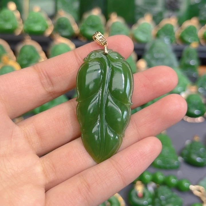 颈饰18K金镶嵌和田玉（碧玉）