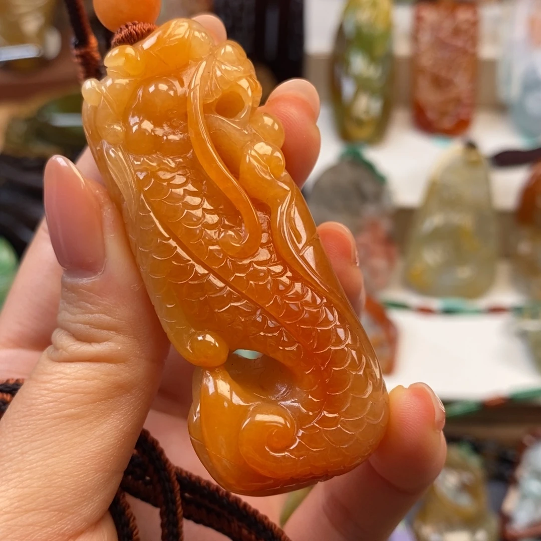 翡翠未镶嵌颈饰龙鱼