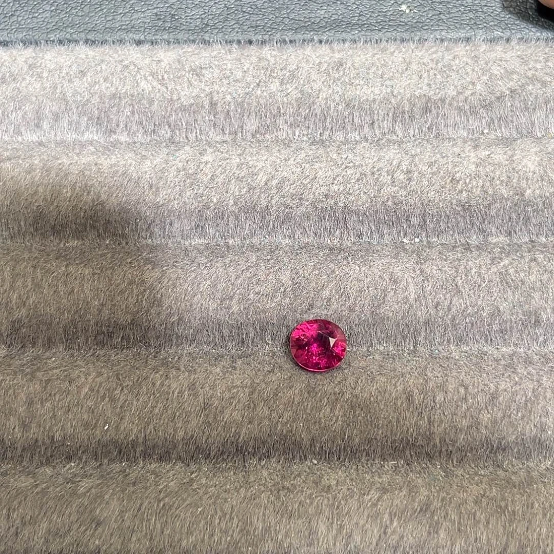 碧玺裸石未镶嵌0.67ct卢比来