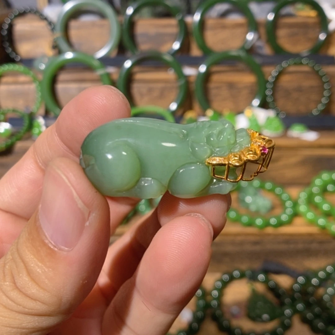 【闪购商品】吊坠(不含链)18K金镶嵌和田玉俄料粉青猫眼貔貅