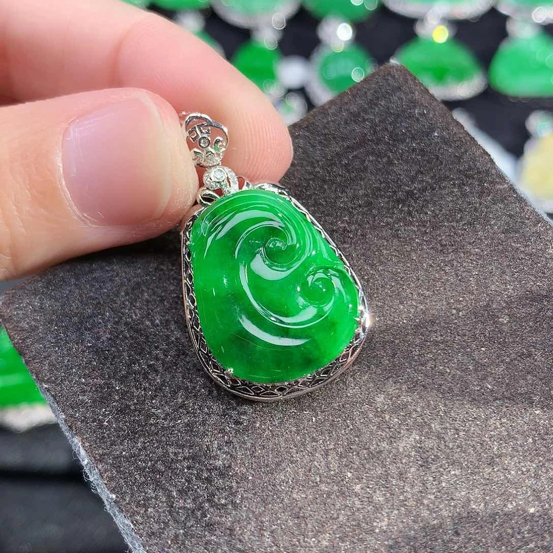 翡翠18K金镶嵌吊坠(赠链)