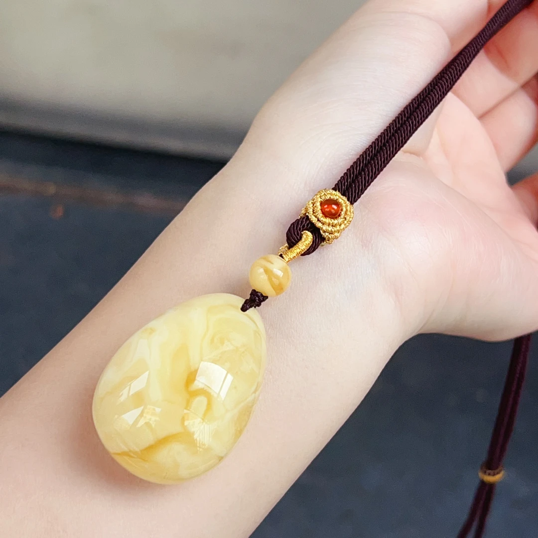 俄料奶咖白妖花蜜蜡水滴吊坠，12.8克，尺寸38.7*28*19.5mm