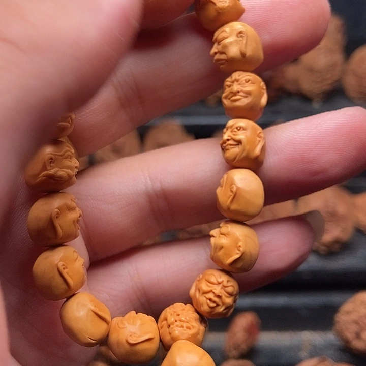 龙纹桃核十八罗汉