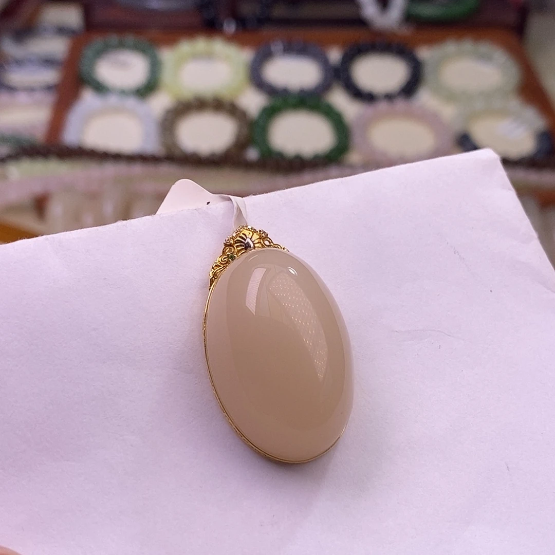 颈饰未镶嵌和田玉老矿料浓藕粉金镶蛋面