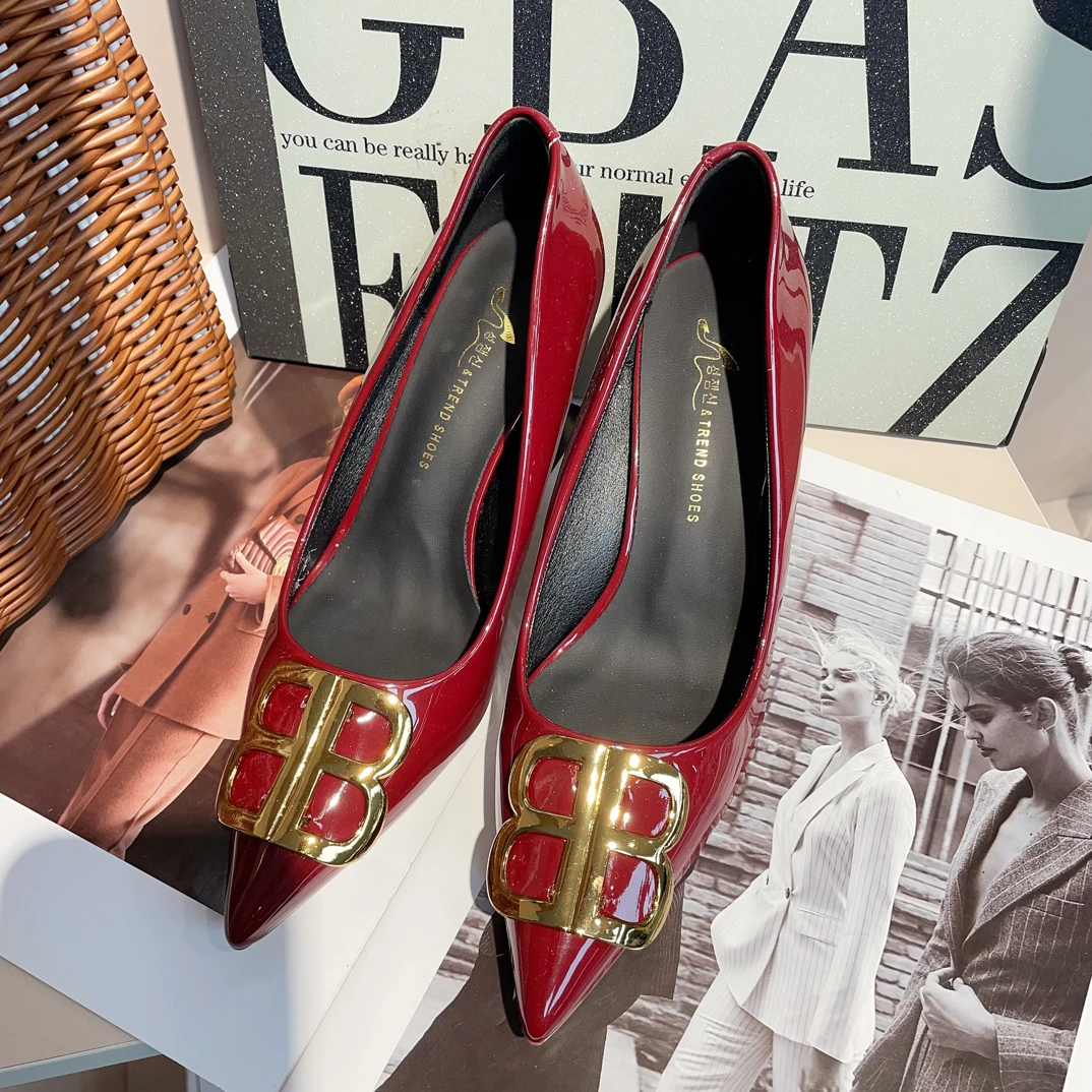 2025年秋季新款法式漆皮尖头金属bb扣细跟高跟鞋