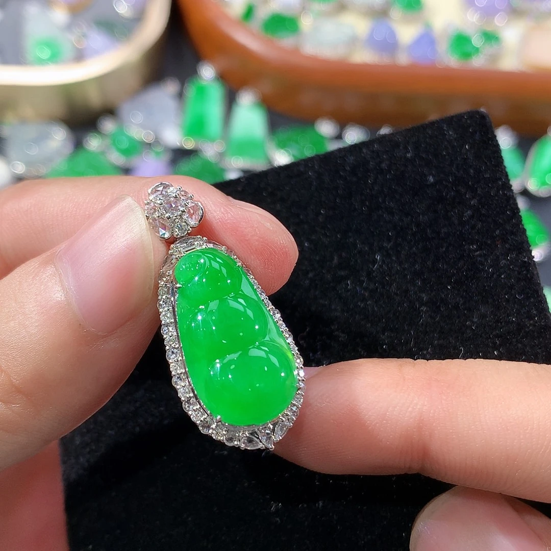 翡翠18K金镶嵌颈饰