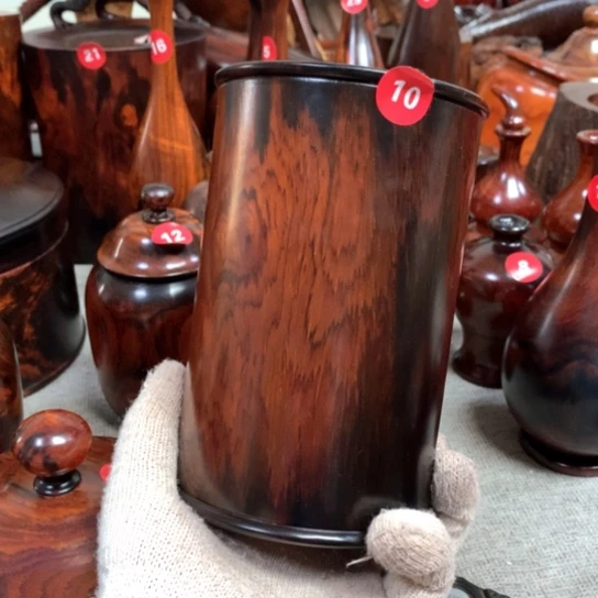 独***溪木老挝大红酸枝笔筒一个