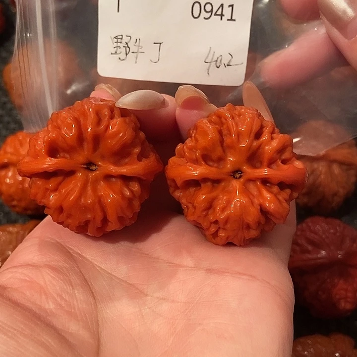 文玩核桃吊坠野牛40