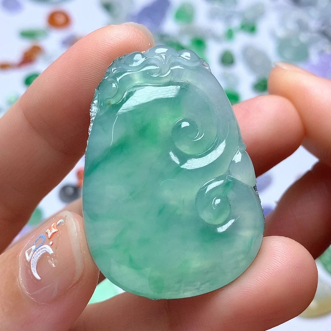 翡翠未镶嵌颈饰如意