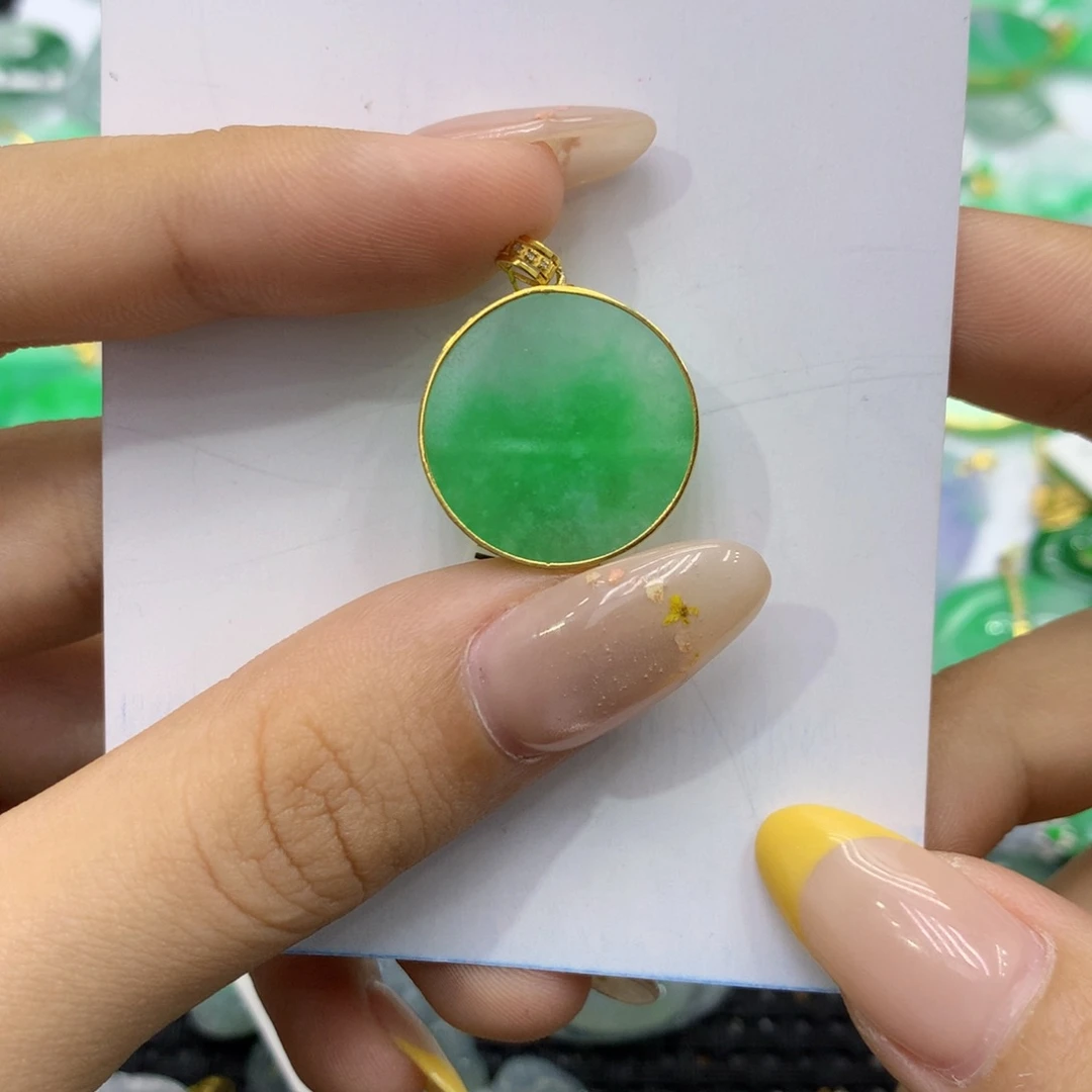 颈饰18K金镶嵌翡翠