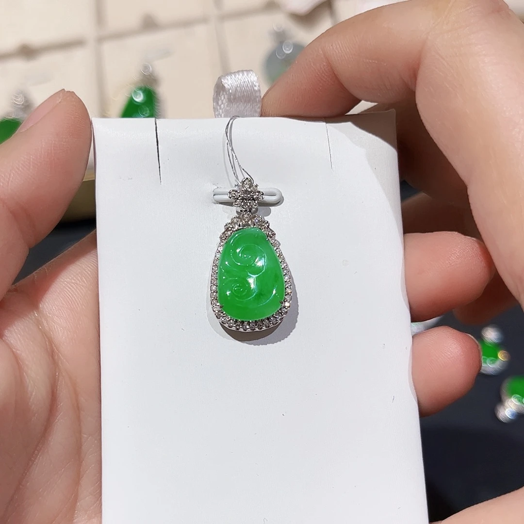 翡翠18K金镶嵌颈饰如意