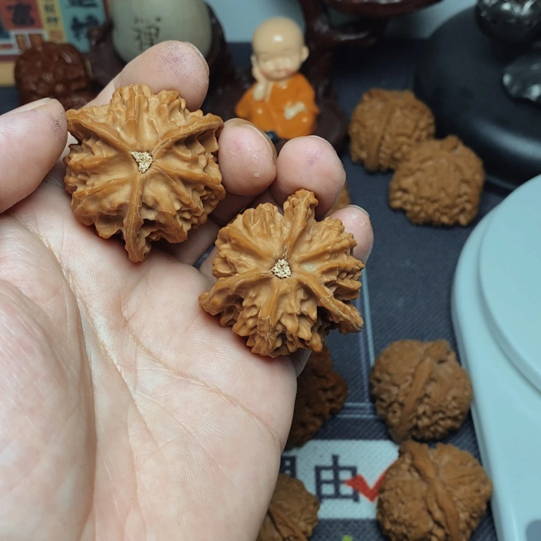 刘***美把件文玩核桃盘山三棱1888