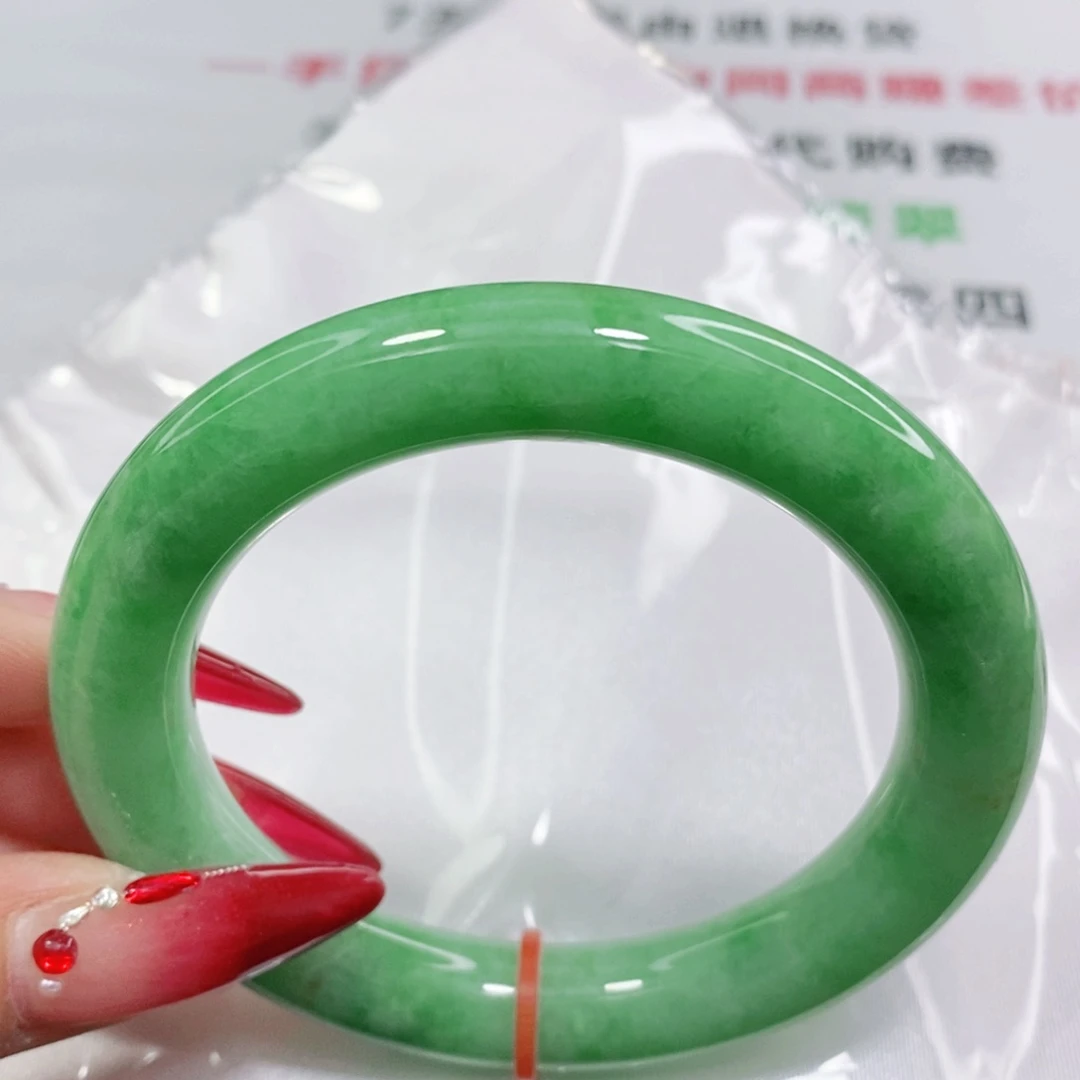 翡翠手镯未镶嵌55.6圈。