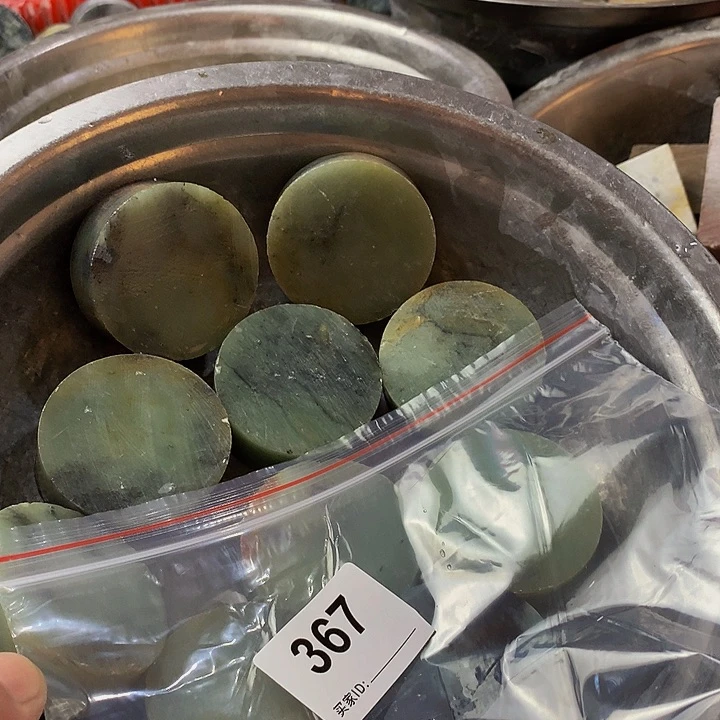 蛇纹石玉未镶嵌珠宝半成品天****?
