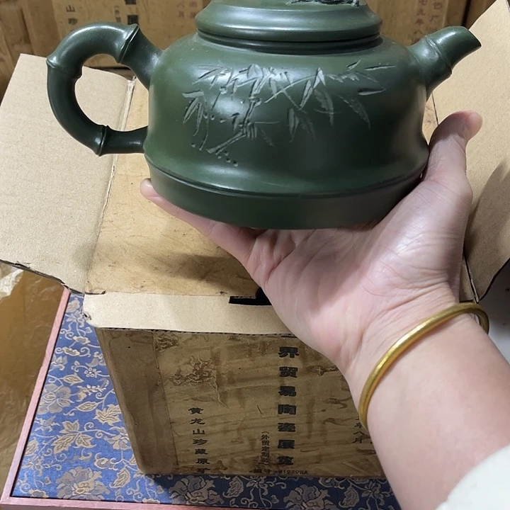 茶壶紫砂原矿泥料手工制作的一把紫砂壶。