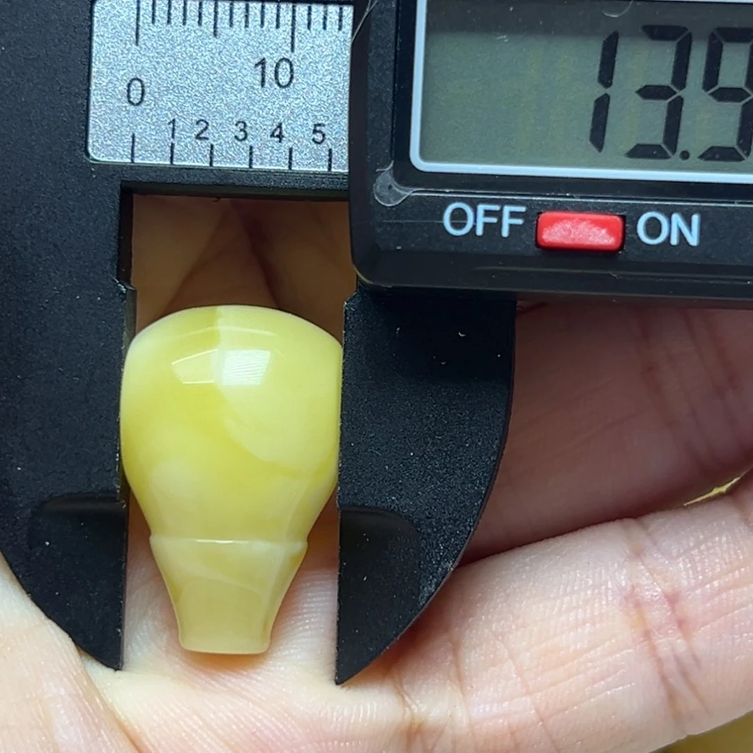 山***己未镶嵌颈饰琥珀三通