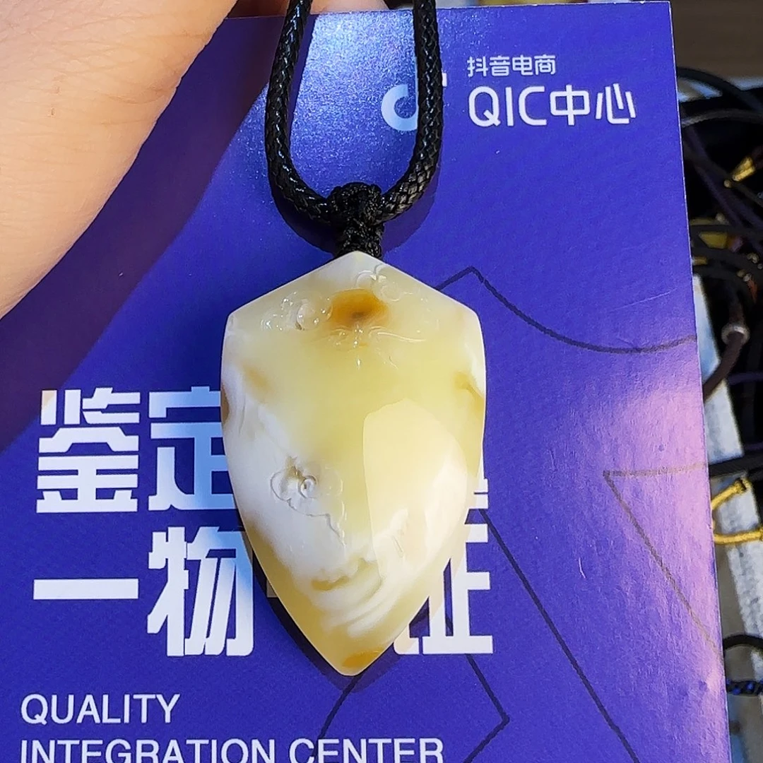 蜜蜡未镶嵌颈饰瓷白拉丝盾牌