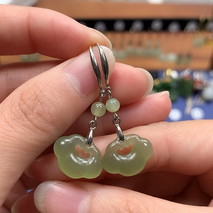 和田玉银S925镶嵌耳环如意锁晴水色