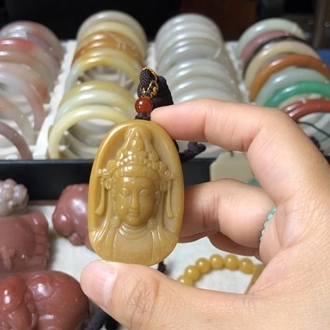 颈饰未镶嵌石英质玉