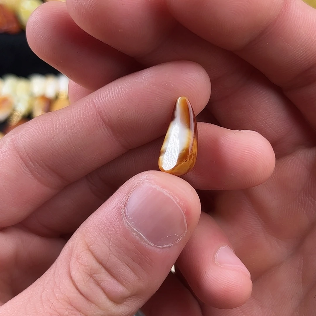 蜜蜡未镶嵌珠宝奇石