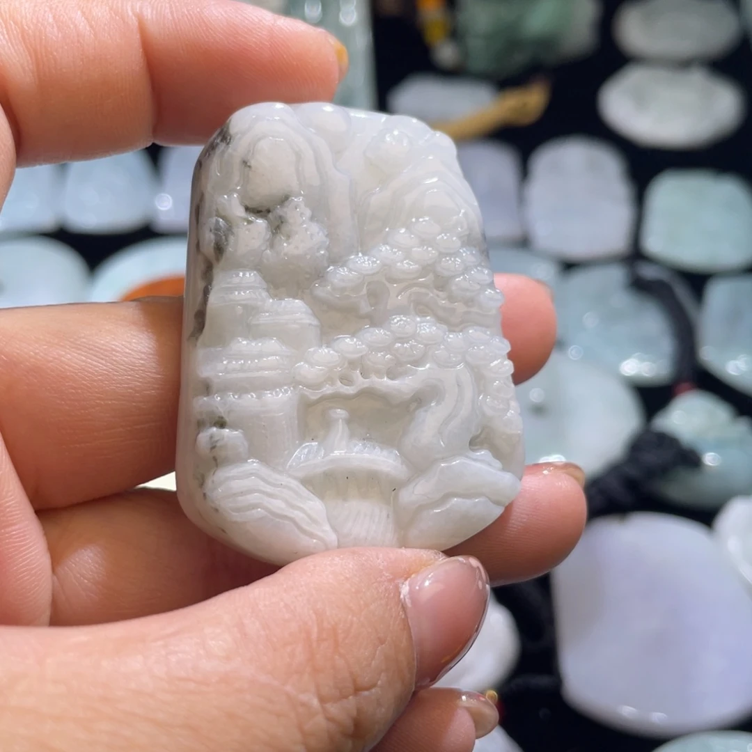 翡翠未镶嵌颈饰山水，瑕疵