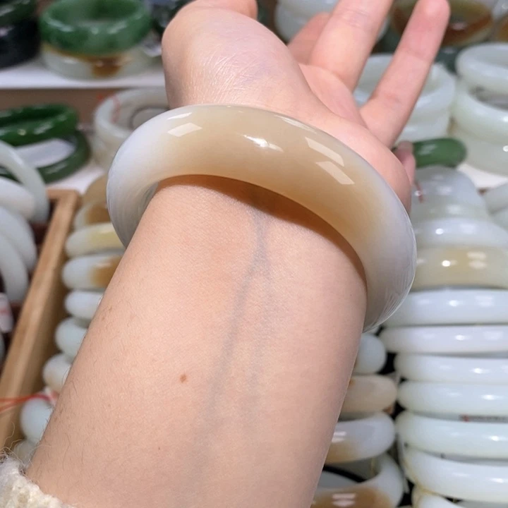 和田玉手镯未镶嵌糖白57