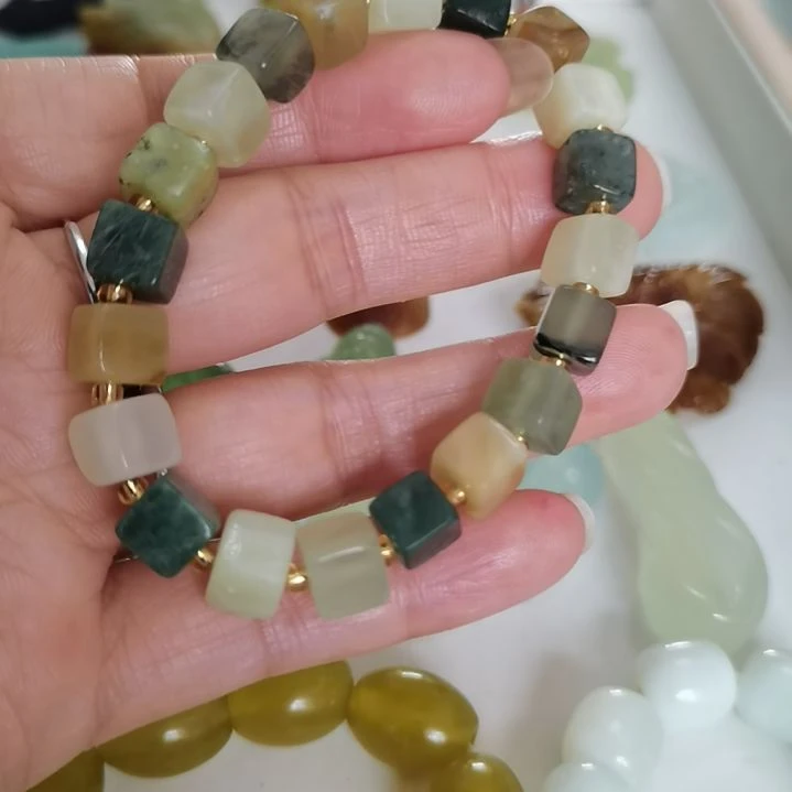蛇纹石玉未镶嵌吊坠
