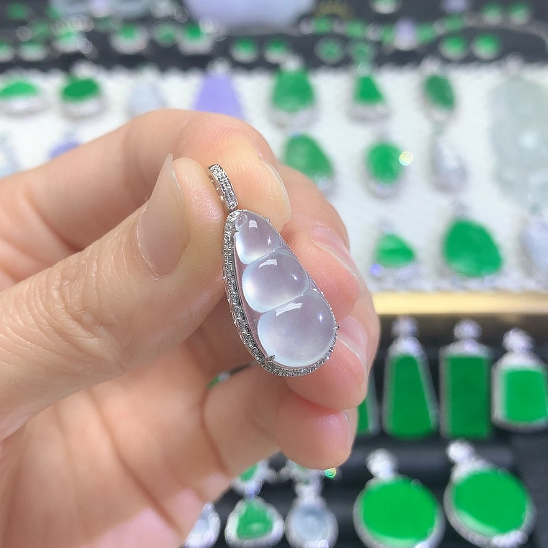 颈饰18K金镶嵌翡翠吊坠