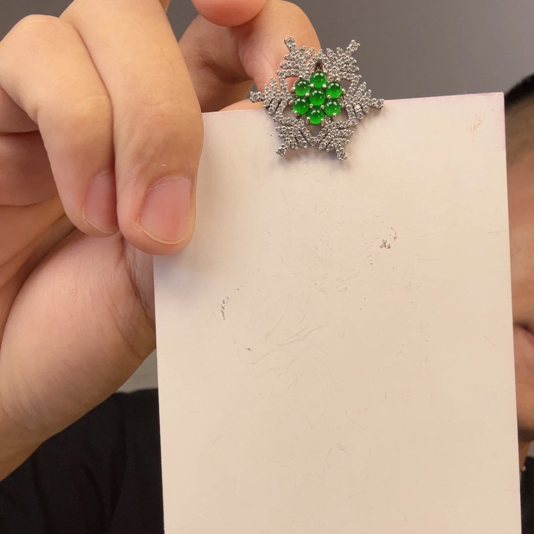 翡翠未镶嵌颈饰一件