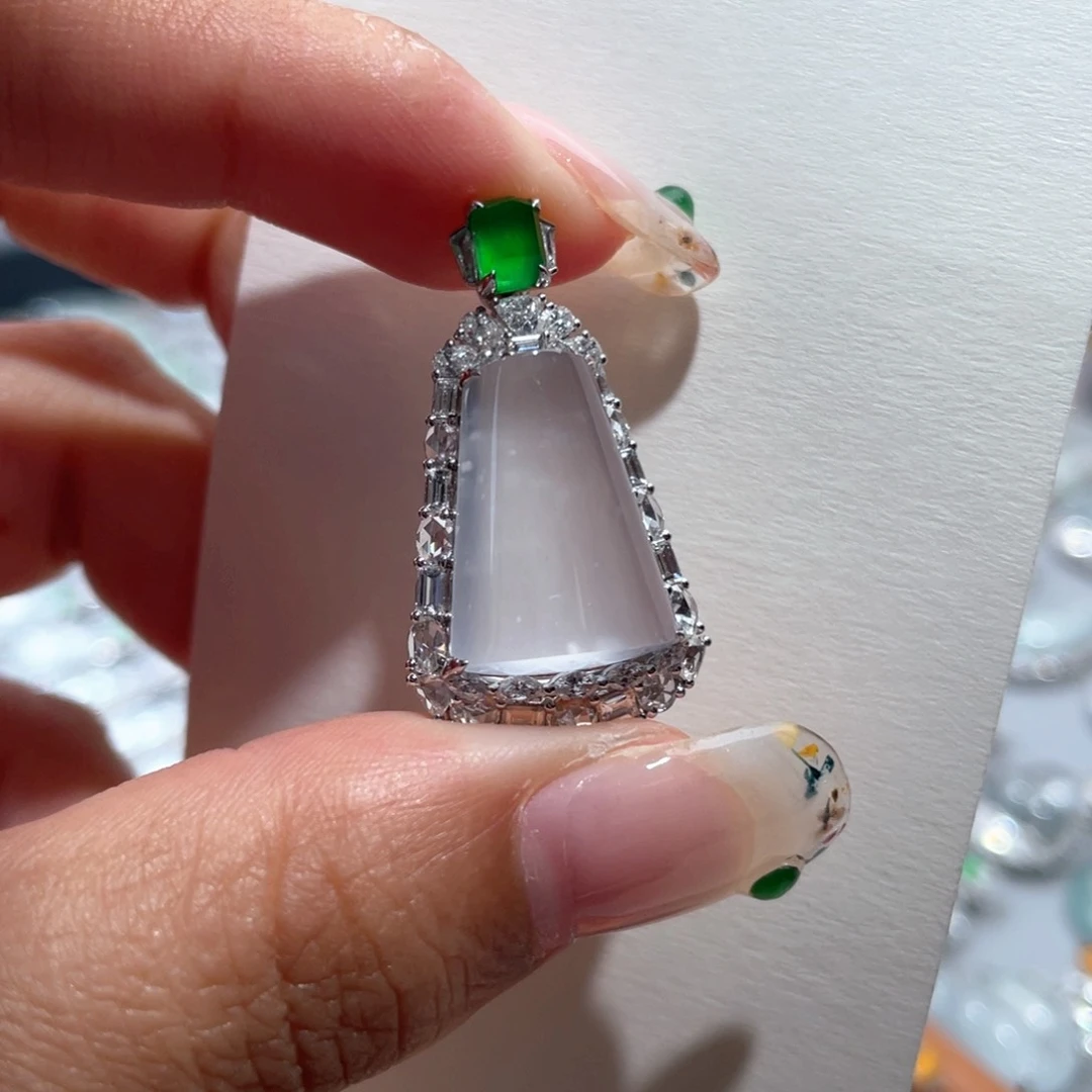 翡翠18K金镶嵌颈饰无事柱