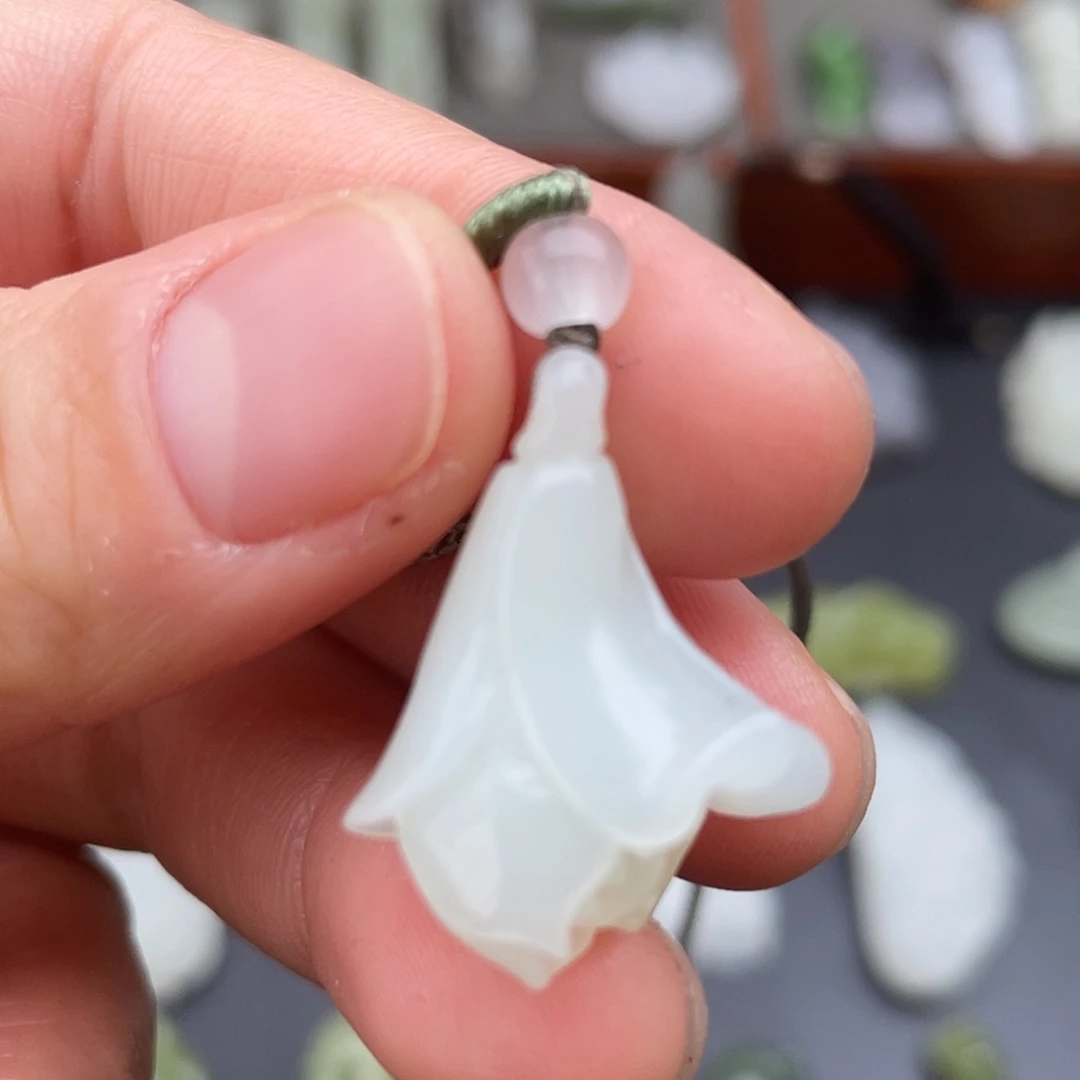 和田玉未镶嵌颈饰白玉兰花吊坠