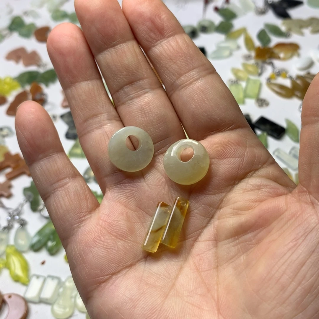 柒***鮟未镶嵌蛇纹石玉耳环