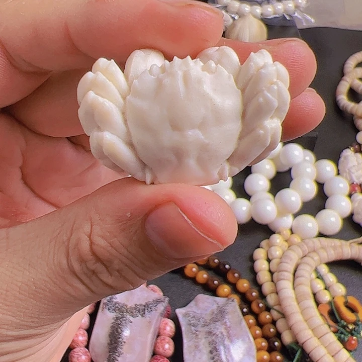 比***民养殖鹿角雕刻工艺品