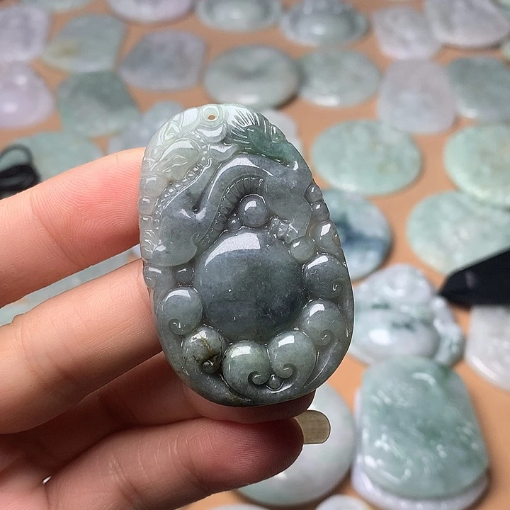 翡翠未镶嵌颈饰仿古龙、石纹