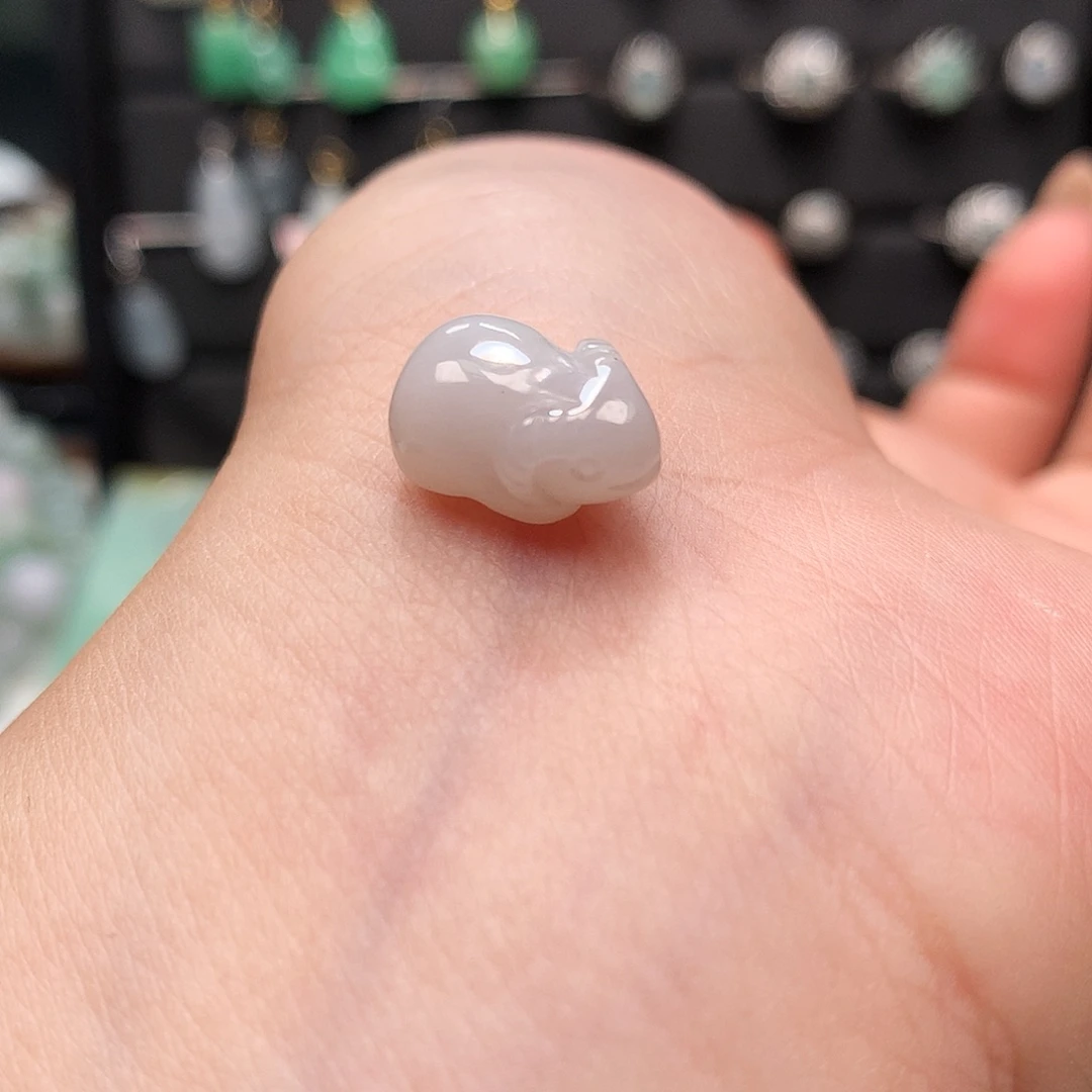 翡翠未镶嵌颈饰牛